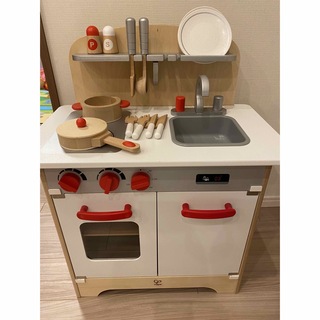 ハペ(Hape)のHape木製おままごとキッチンとお鍋や食器のセット(おもちゃ/雑貨)