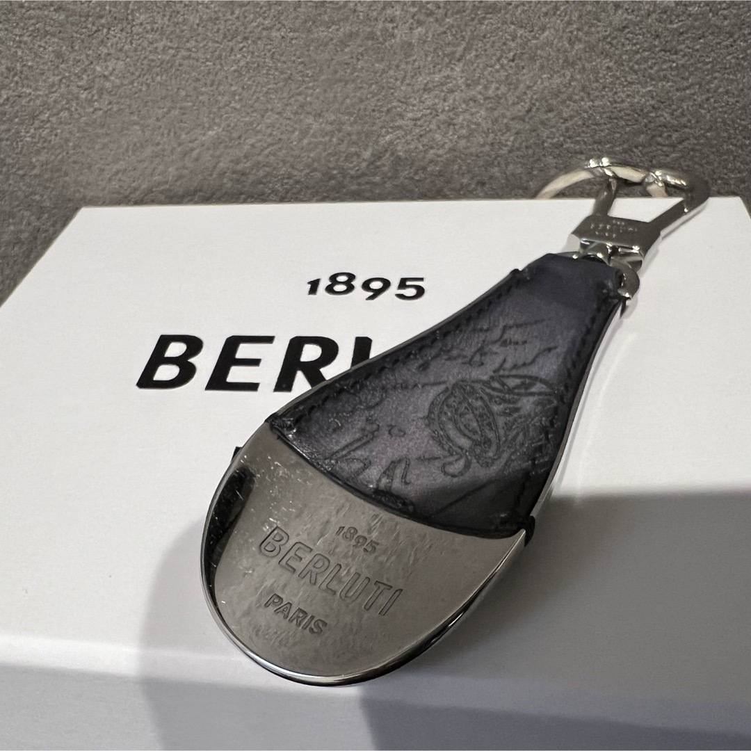 Berluti(ベルルッティ)の【美品】BERLUTI ベルルッティ　シューホーン　キーリング　カリグラフィ メンズのファッション小物(キーホルダー)の商品写真