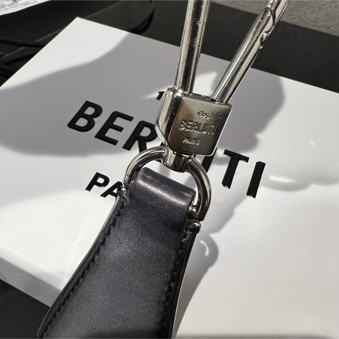 Berluti(ベルルッティ)の【美品】BERLUTI ベルルッティ　シューホーン　キーリング　カリグラフィ メンズのファッション小物(キーホルダー)の商品写真