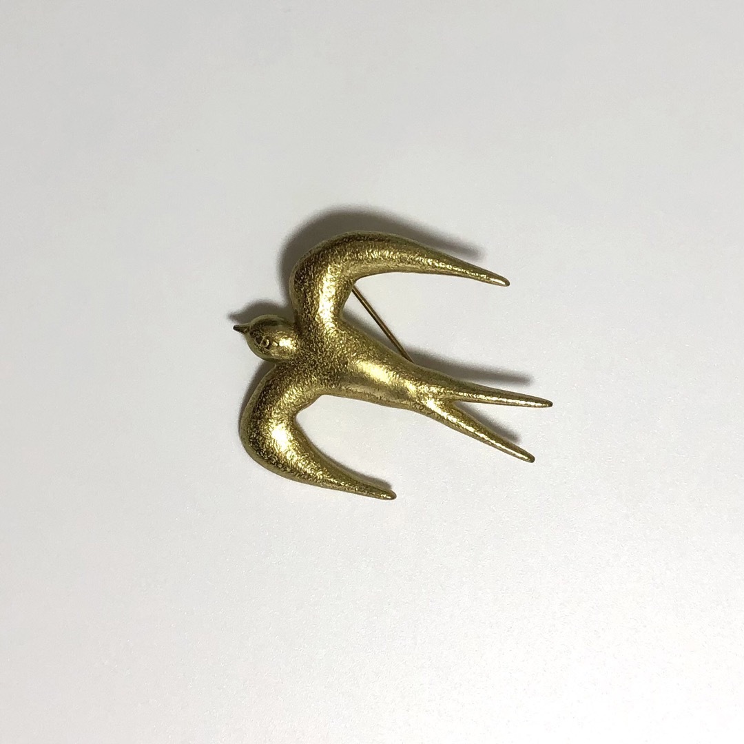 mina perhonen(ミナペルホネン)のミナペルホネン ブローチ hello swallow / ゴールド レディースのアクセサリー(ブローチ/コサージュ)の商品写真