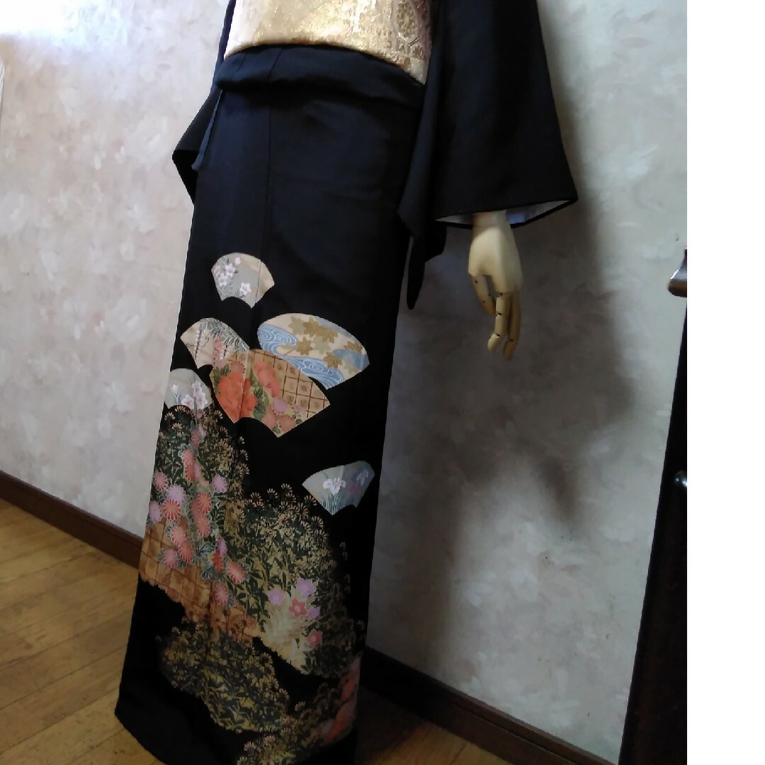 正絹　黒留袖(金彩友禅　扇面に四季の花々　比翼仕立て)　ロング丈　豪華で上品水着/浴衣