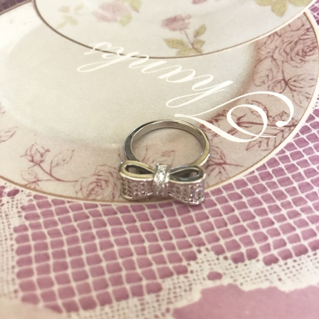 ★新品★ シルバー 925 リボンリング 指輪  ホワイトサファイア レディースのアクセサリー(リング(指輪))の商品写真
