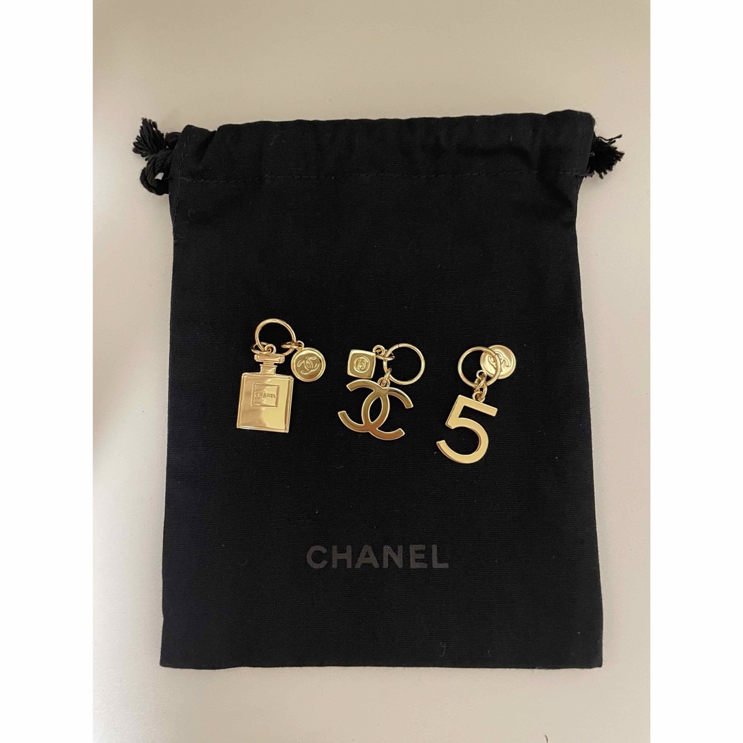 CHANEL(シャネル)のシャネル　2023 ホリデー　チャーム　3点セット レディースのアクセサリー(チャーム)の商品写真