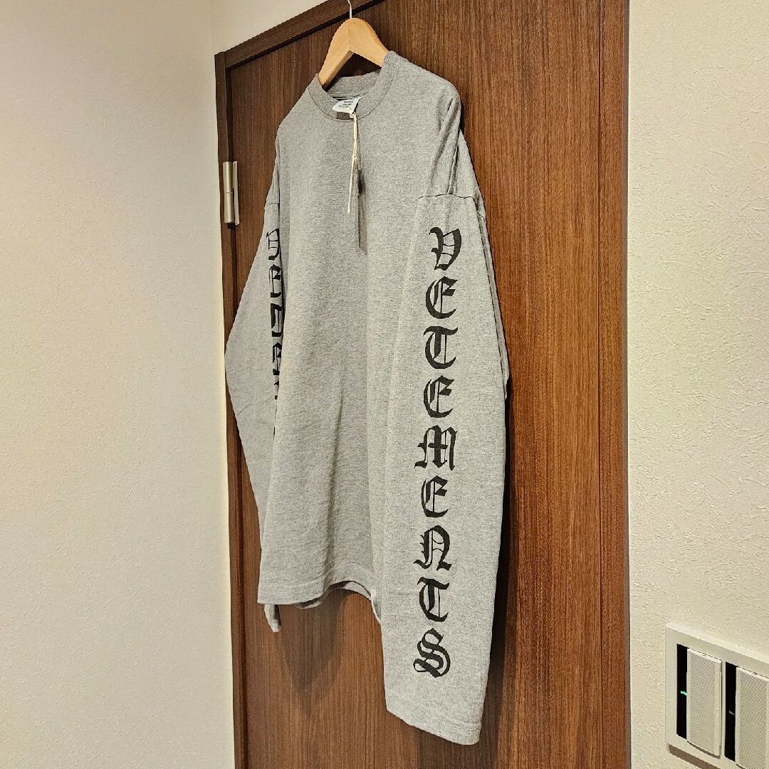 VETEMENTS(ヴェトモン)のVETEMENTS☆Gothic Font Long Sleeveヴェトモン登坂 メンズのトップス(Tシャツ/カットソー(七分/長袖))の商品写真