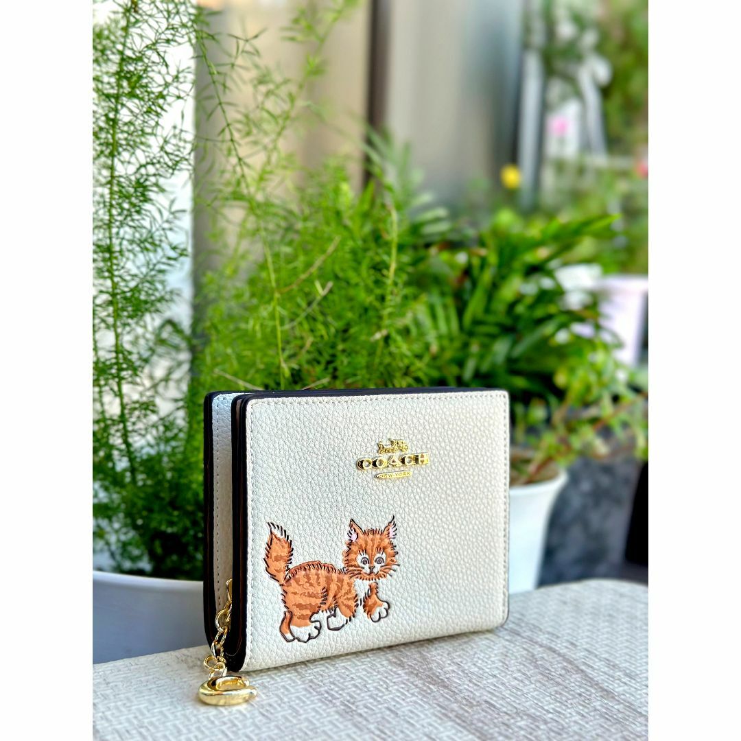 新品 COACH 2つ折り財布 かわいい猫ちゃん cc472 チョーク 新品 COACH 2つ折り財布 かわいい猫ちゃん cc472 チョーク
