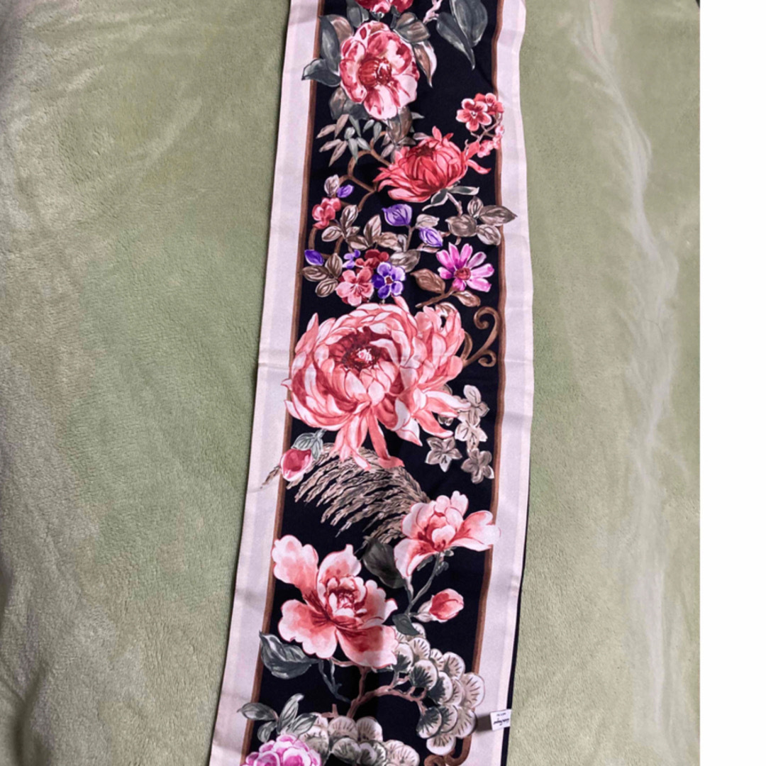 Salvatore Ferragamo(サルヴァトーレフェラガモ)のMK様　　フェラガモ  シルク　スカーフ　新品 レディースのファッション小物(バンダナ/スカーフ)の商品写真