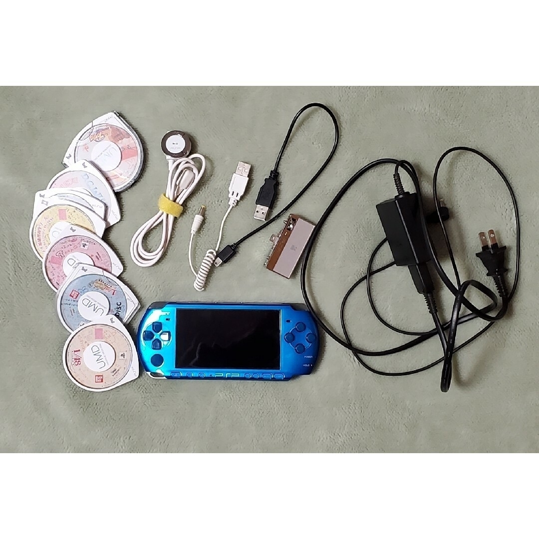 PlayStation Portable(プレイステーションポータブル)の本体売り切れ　傷ありソフト7本　付属品付き エンタメ/ホビーのゲームソフト/ゲーム機本体(家庭用ゲーム機本体)の商品写真