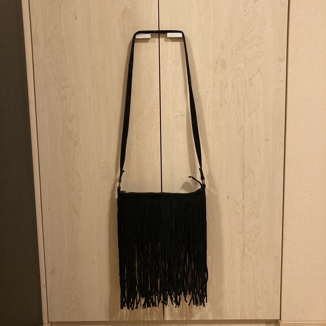 ZARA(ザラ)のZARA フリンジ　ヌメ革　バッグ　黒 レディースのバッグ(ショルダーバッグ)の商品写真