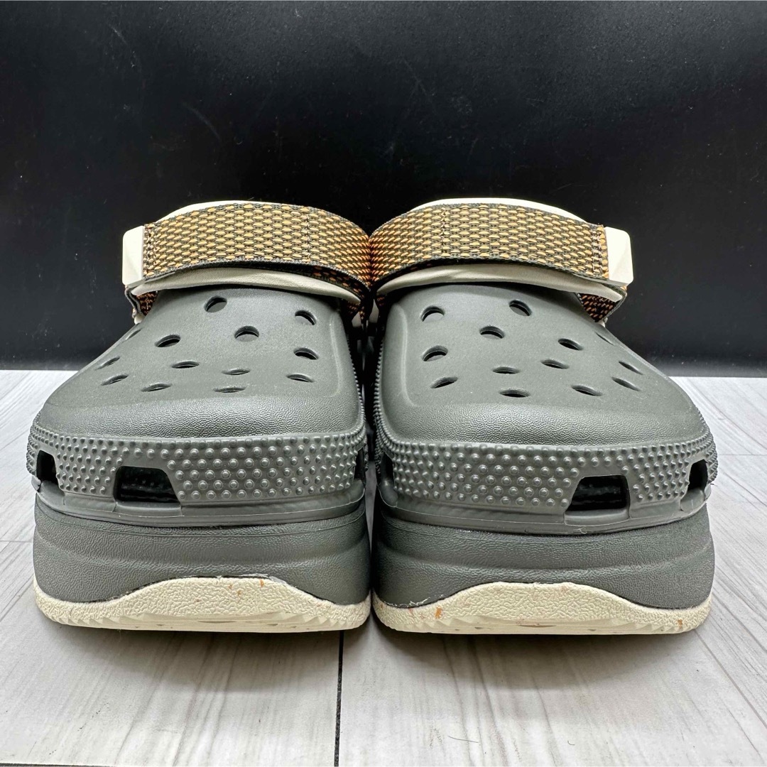 crocs(クロックス)の【美品】crocs クロックス 26 サンダル 厚底 カーキ メンズの靴/シューズ(サンダル)の商品写真