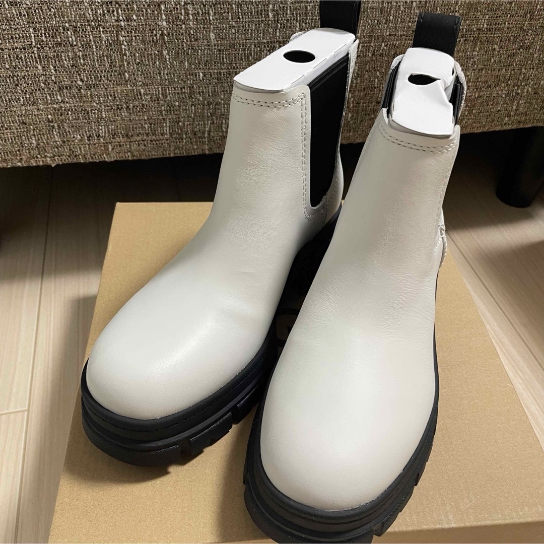 UGG(アグ)の【新品未使用】UGG Ashton Chelseaアシュトン チェルシー レディースの靴/シューズ(ブーツ)の商品写真