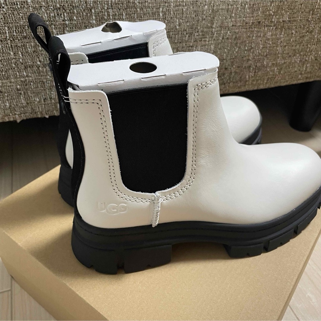 UGG(アグ)の【新品未使用】UGG Ashton Chelseaアシュトン チェルシー レディースの靴/シューズ(ブーツ)の商品写真