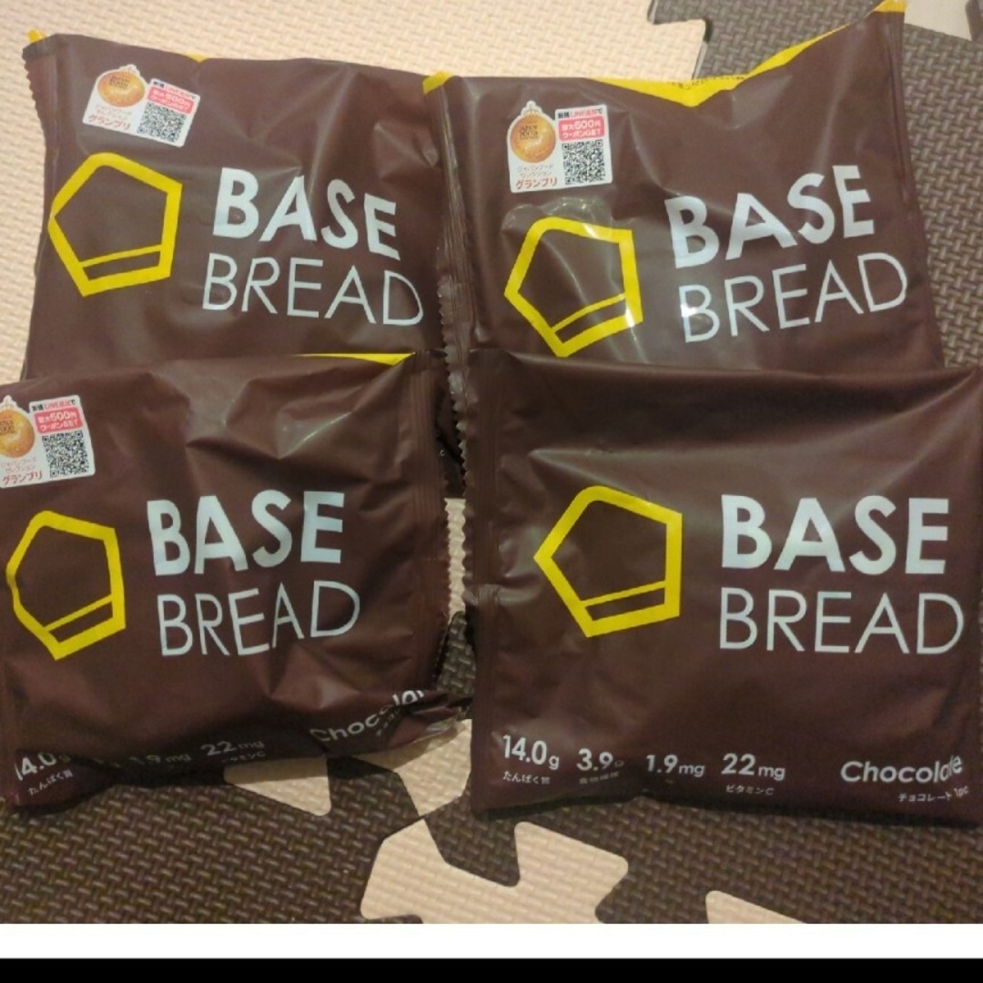 ベースフードBASEBREADチョコレート  4個 食品/飲料/酒の食品(パン)の商品写真
