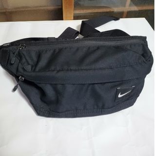 ナイキ(NIKE)の美品、NIKE ウエストポ-チ、黒(ボディーバッグ)