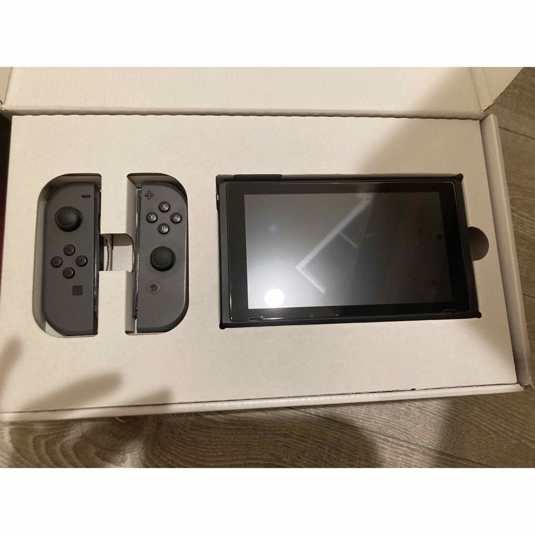 任天堂(ニンテンドウ)の【中古美品／箱・付属品完備】ニンテンドースイッチ本体　グレー　ソフト付き エンタメ/ホビーのゲームソフト/ゲーム機本体(家庭用ゲーム機本体)の商品写真