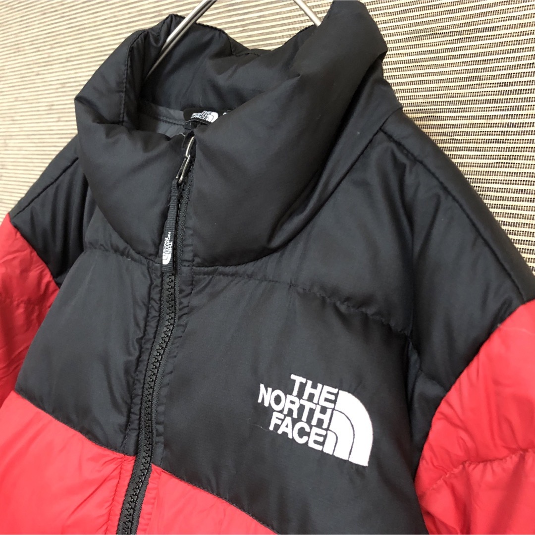 THE NORTH FACE(ザノースフェイス)のノースフェイス】ダウンジャケット　赤黒　子供　ワンポイント　刺繍　バイカラーK３ キッズ/ベビー/マタニティのキッズ服男の子用(90cm~)(ジャケット/上着)の商品写真