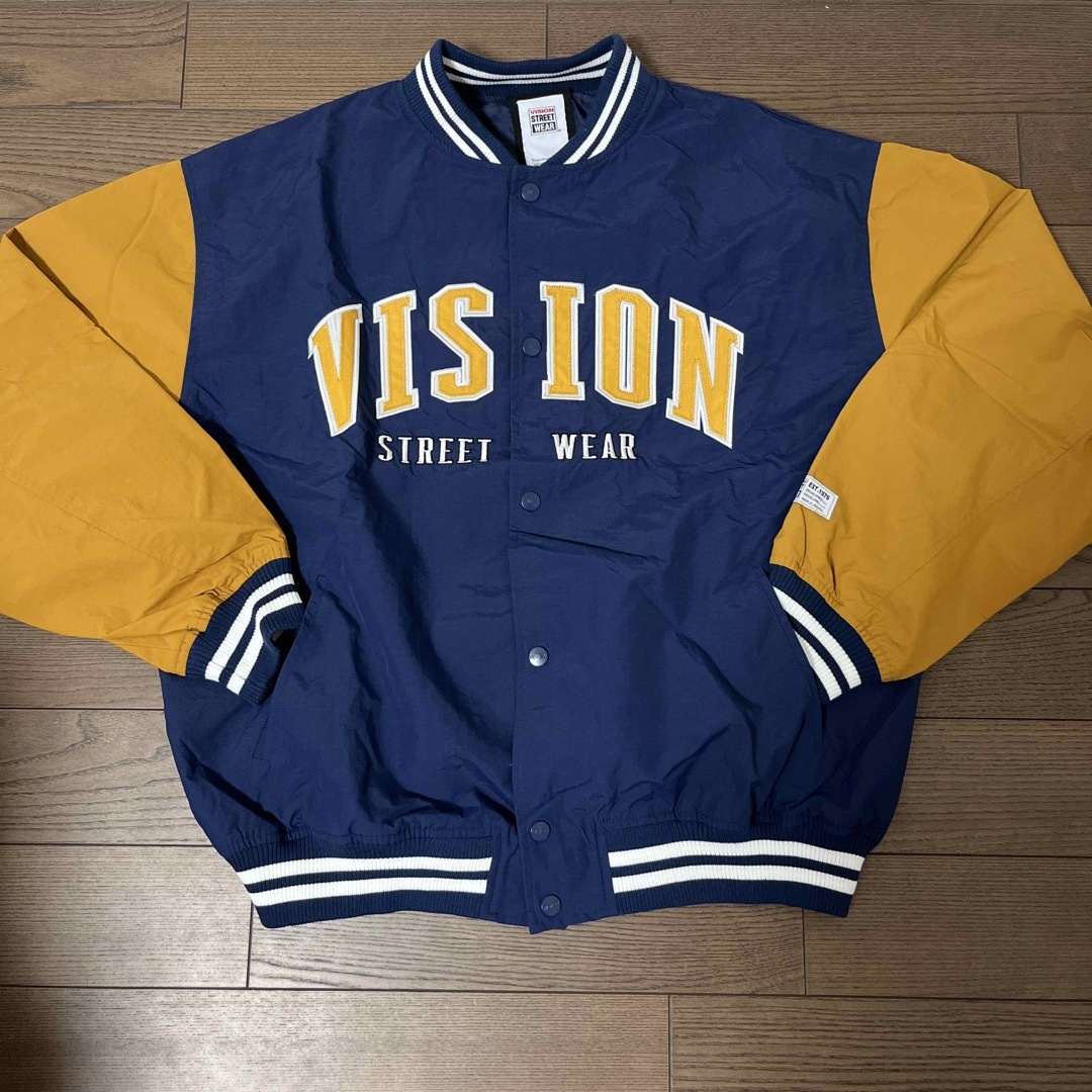 VISION STREET WEAR(ヴィジョン ストリート ウェア)のVISION STREET WEAR アーチロゴナイロンスタジャン メンズのジャケット/アウター(スタジャン)の商品写真