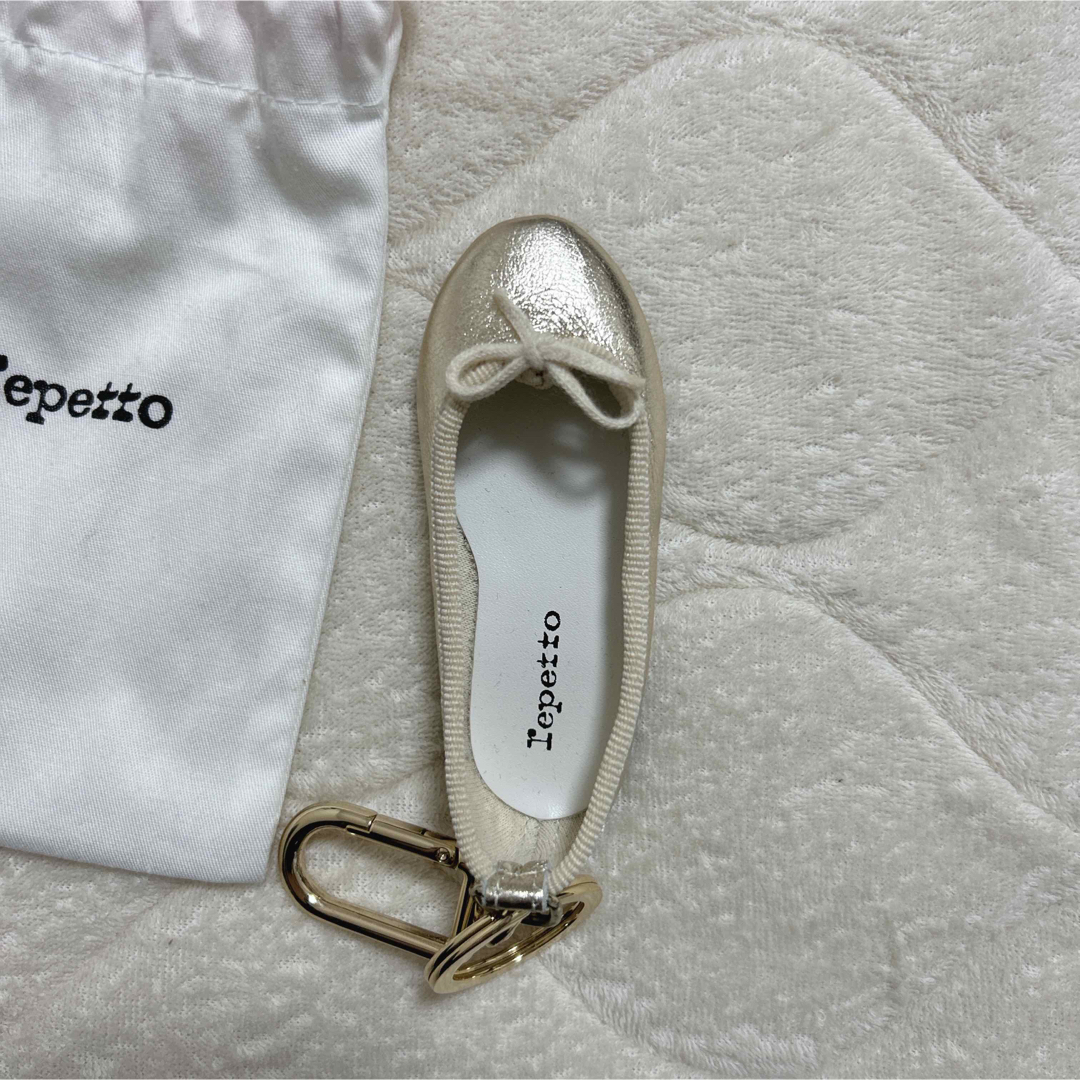 repetto(レペット)のレペット　repetto バレエシューズキーホルダー　ゴールド レディースのファッション小物(キーホルダー)の商品写真