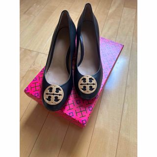 トリーバーチ(Tory Burch)の新品　トリーバーチ　23.5cmチャンキーヒール黒パンプス(ハイヒール/パンプス)