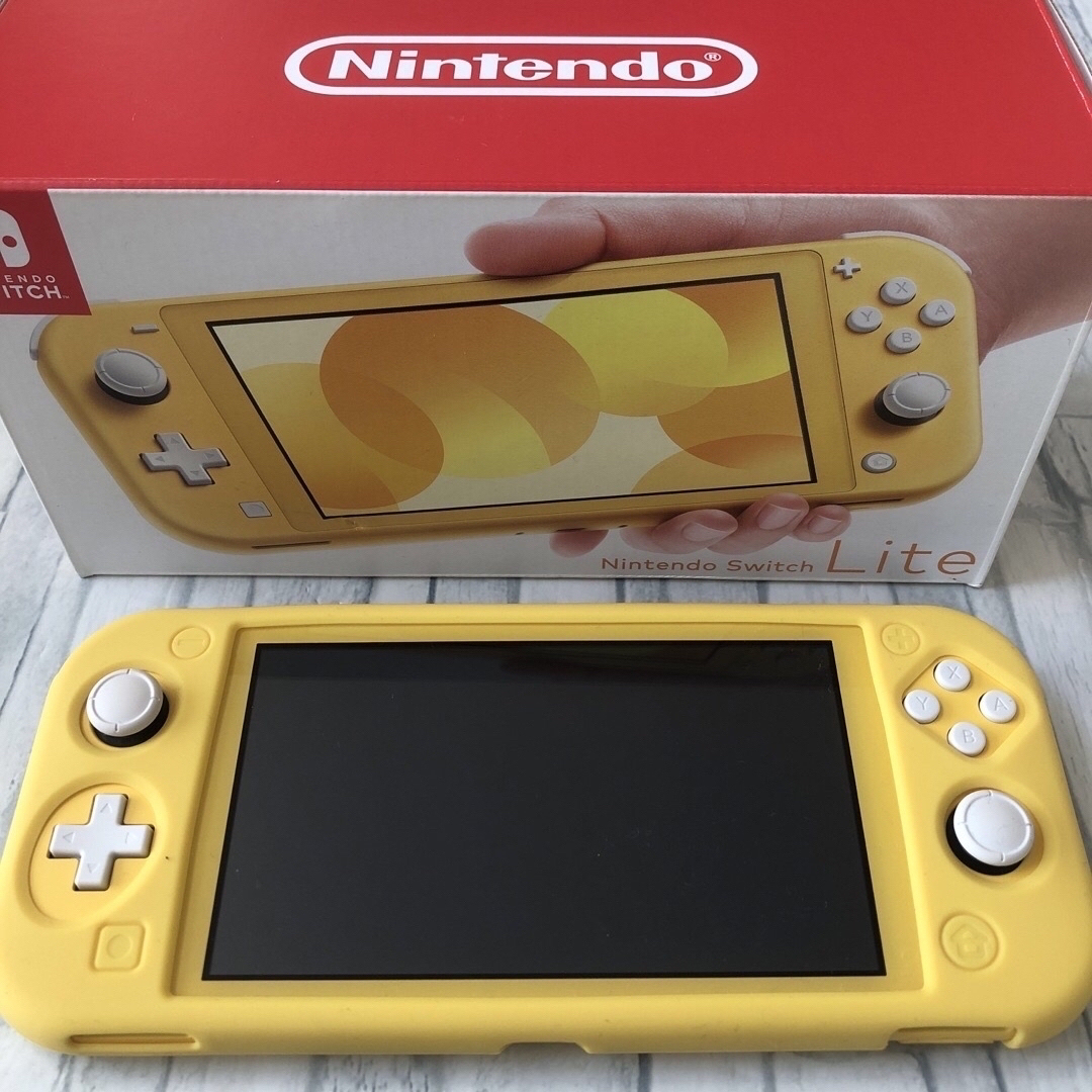 Nintendo Switch(ニンテンドースイッチ)のNintendo Switch Lite イエロー　ソフトカバー付き　美品 エンタメ/ホビーのゲームソフト/ゲーム機本体(家庭用ゲーム機本体)の商品写真