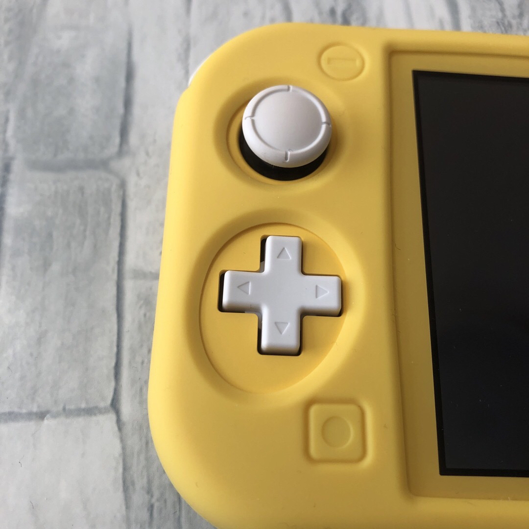 Nintendo Switch(ニンテンドースイッチ)のNintendo Switch Lite イエロー　ソフトカバー付き　美品 エンタメ/ホビーのゲームソフト/ゲーム機本体(家庭用ゲーム機本体)の商品写真