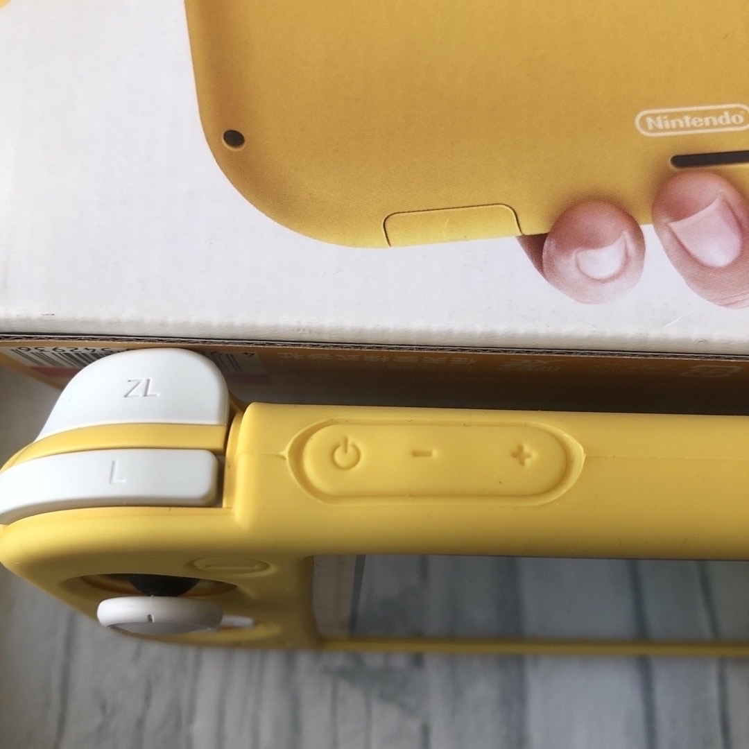 Nintendo Switch(ニンテンドースイッチ)のNintendo Switch Lite イエロー　ソフトカバー付き　美品 エンタメ/ホビーのゲームソフト/ゲーム機本体(家庭用ゲーム機本体)の商品写真