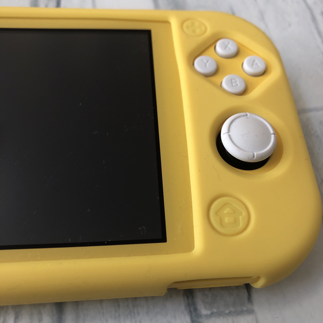 Nintendo Switch(ニンテンドースイッチ)のNintendo Switch Lite イエロー　ソフトカバー付き　美品 エンタメ/ホビーのゲームソフト/ゲーム機本体(家庭用ゲーム機本体)の商品写真