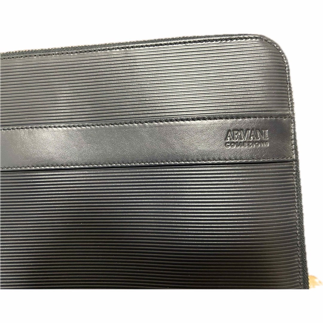 Armani(アルマーニ)のアルマーニ　クラッチバッグ　ブラック　レザー製 ラウンドジップ付き  メンズのバッグ(セカンドバッグ/クラッチバッグ)の商品写真