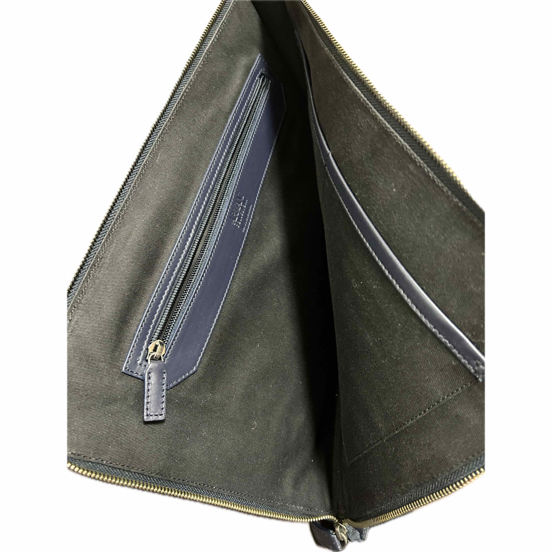 Armani(アルマーニ)のアルマーニ　クラッチバッグ　ブラック　レザー製 ラウンドジップ付き  メンズのバッグ(セカンドバッグ/クラッチバッグ)の商品写真