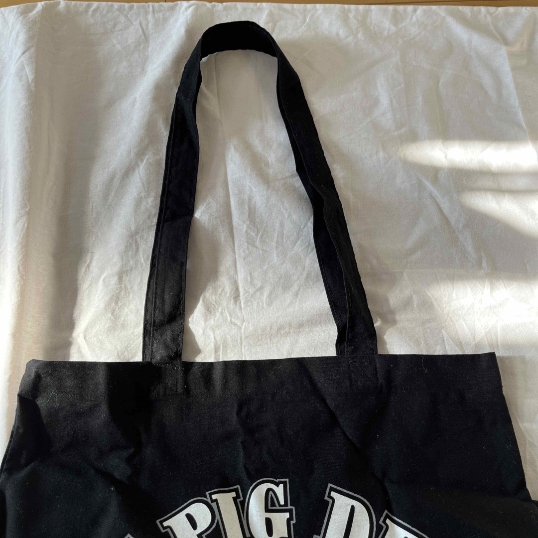 crazy pig トートバック　ブラック　缶バッチ付 メンズのバッグ(トートバッグ)の商品写真