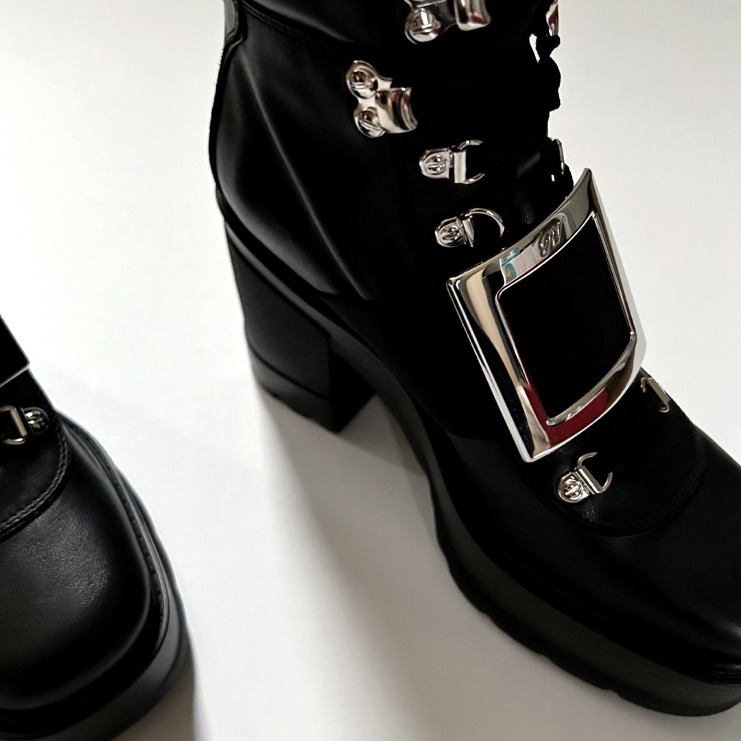 ROGER VIVIER(ロジェヴィヴィエ)の新品/38 ロジェ ヴィヴィエ コンバットブーツ 黒 ブラック ブーツ レディースの靴/シューズ(ブーツ)の商品写真