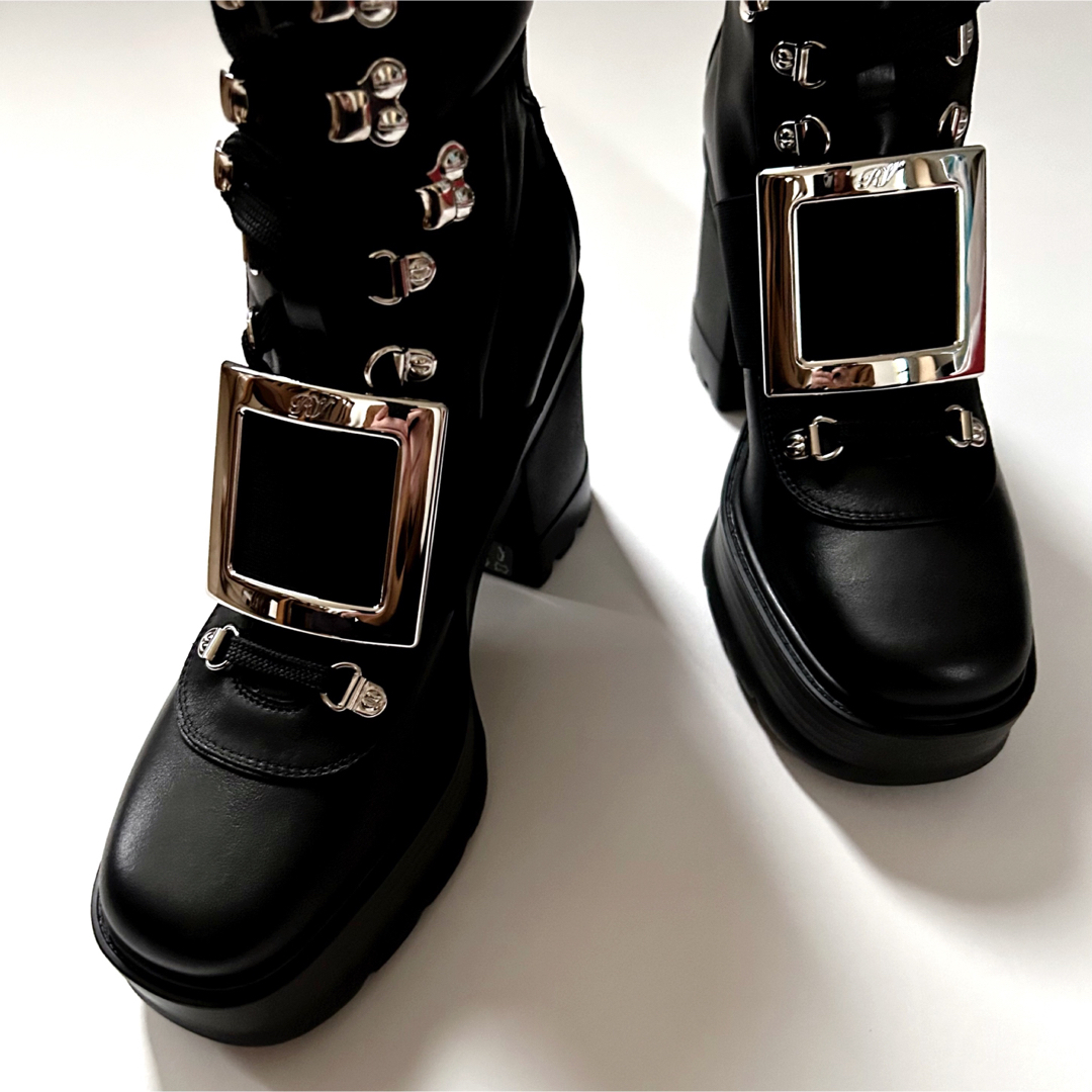 ROGER VIVIER(ロジェヴィヴィエ)の新品/38 ロジェ ヴィヴィエ コンバットブーツ 黒 ブラック ブーツ レディースの靴/シューズ(ブーツ)の商品写真