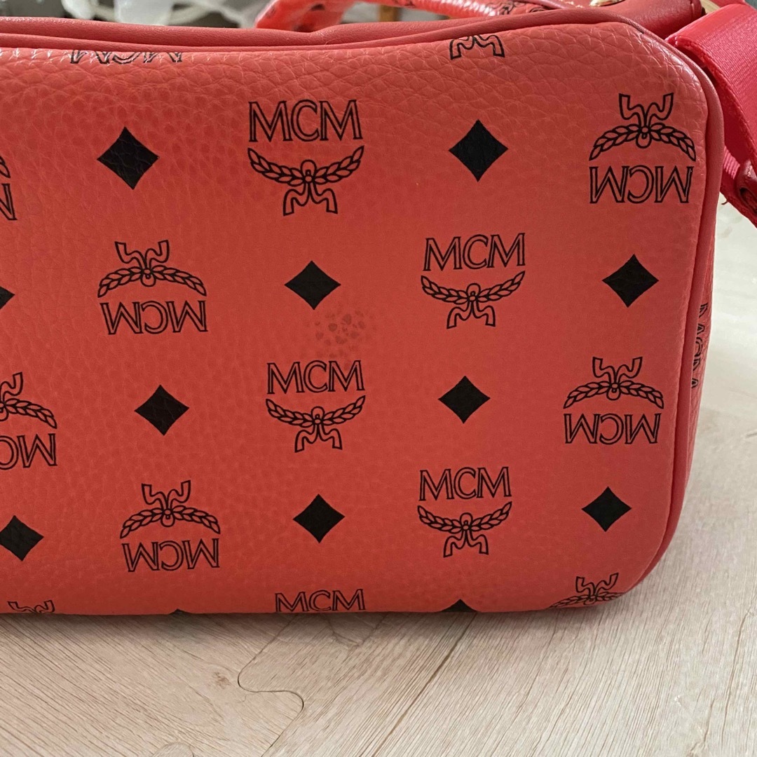 MCM(エムシーエム)のMCM スタッズリュック 大きめサイズ レディースのバッグ(リュック/バックパック)の商品写真