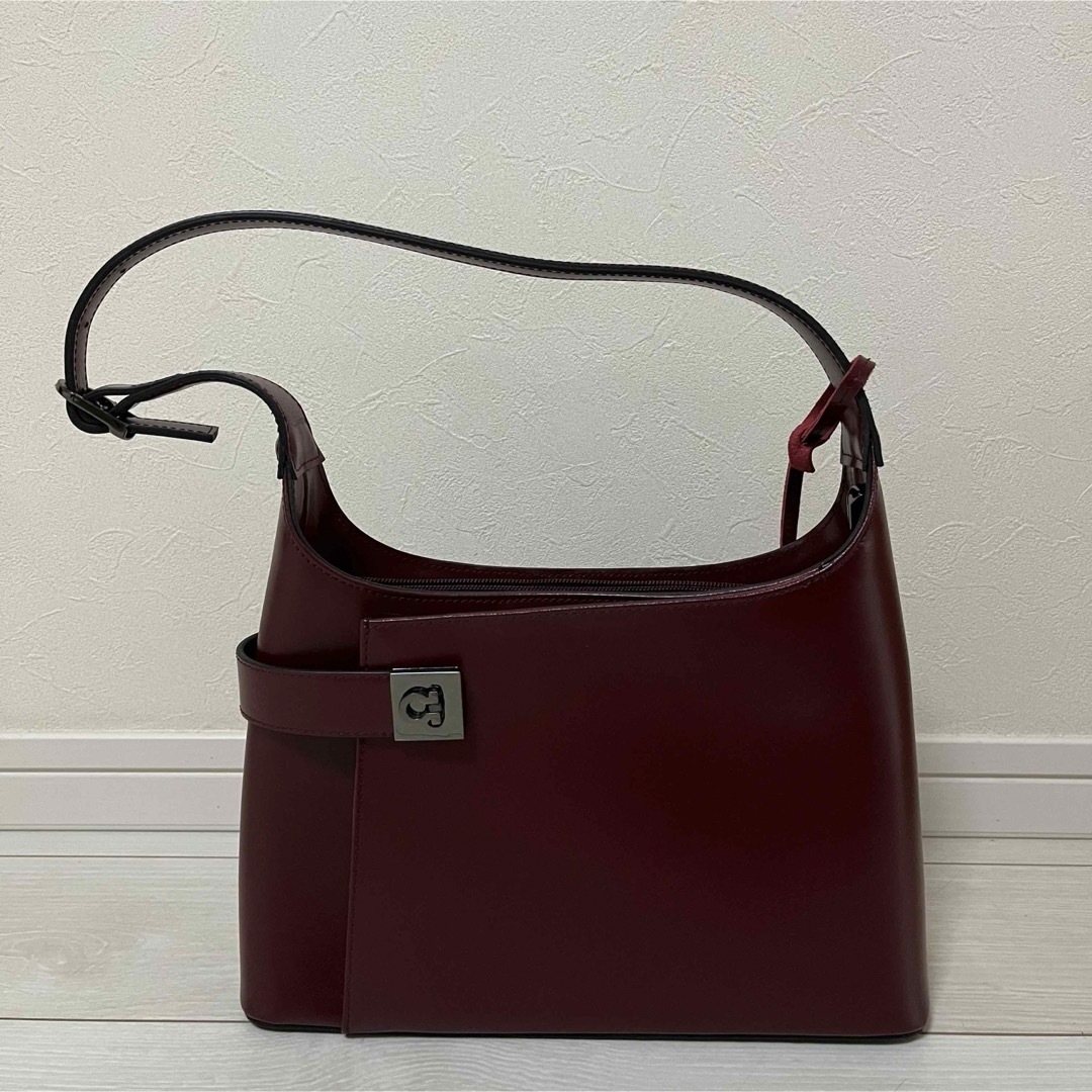 LISA CHANTELLE　ワインレッド ハンドバック　ショルダーバック 本革 レディースのバッグ(ショルダーバッグ)の商品写真