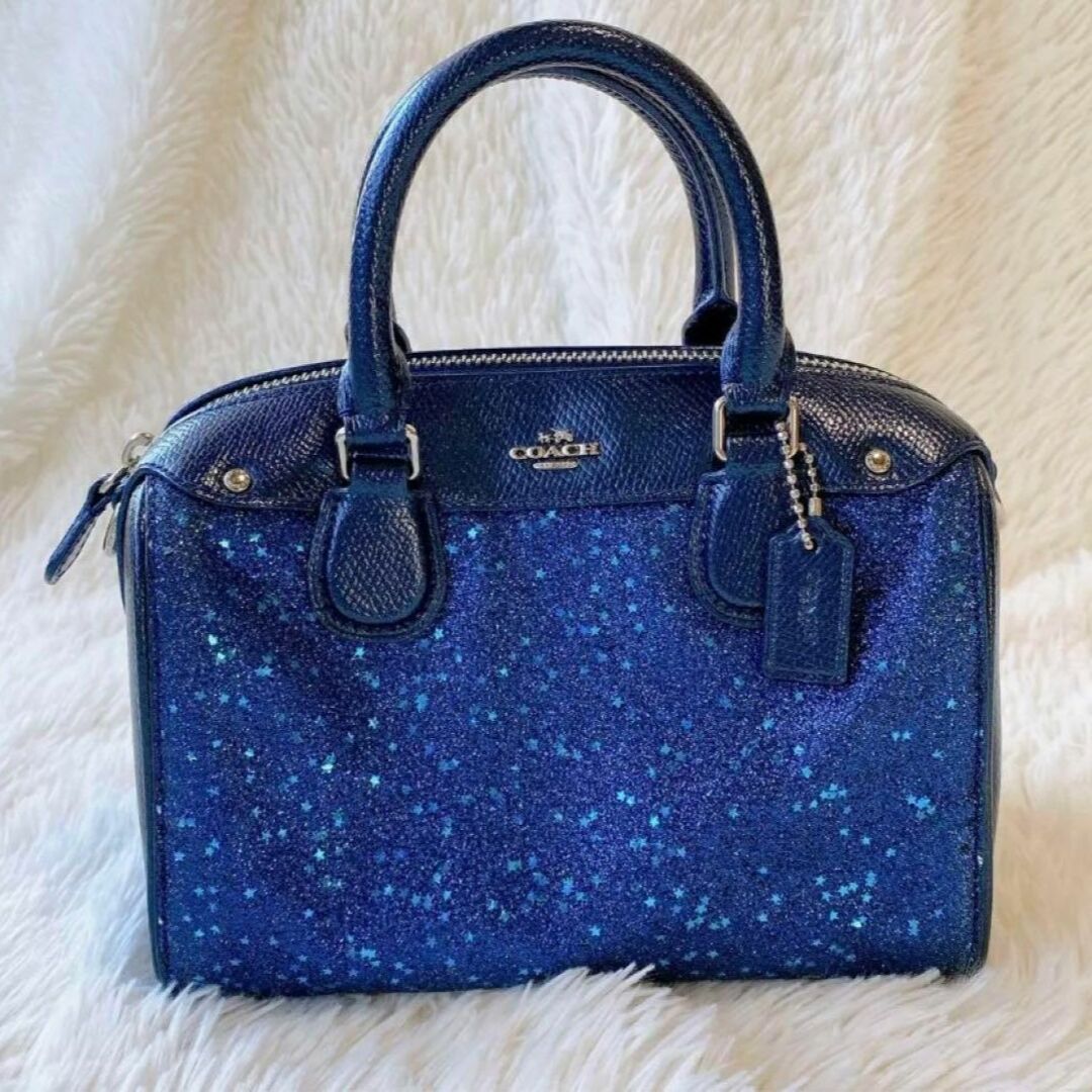 COACH(コーチ)のCOACH   ミニボストン　2wayバック　ショルダー　ラメ・星柄　ブルー レディースのバッグ(ショルダーバッグ)の商品写真