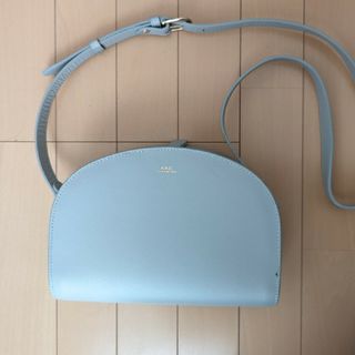 アーペーセー(A.P.C)のA.P.C ハーフムーン エンボス(ショルダーバッグ)