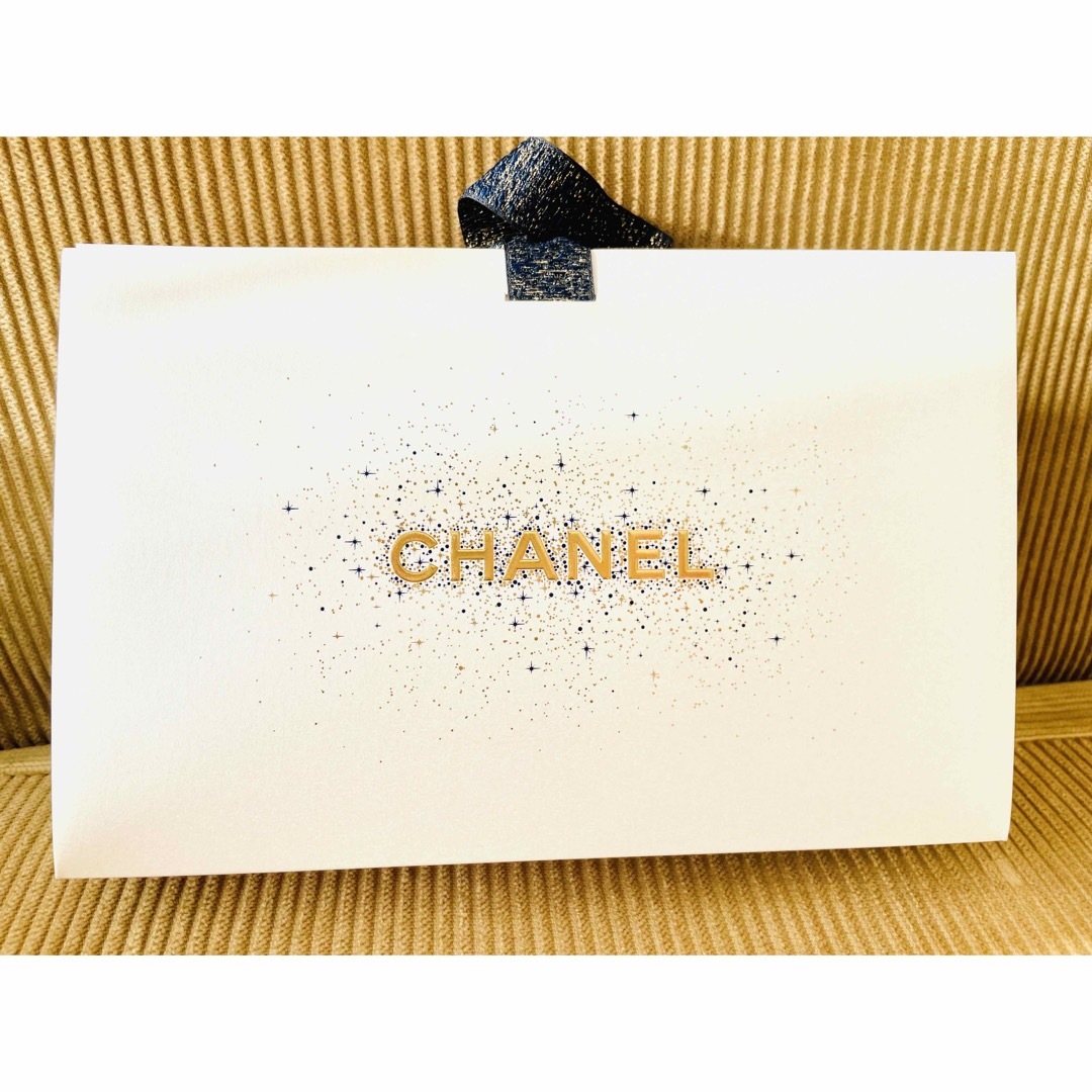 CHANEL(シャネル)の【限定正規品】シャネル 2023 ホリデー CCロゴチャーム ボックス カード レディースのアクセサリー(チャーム)の商品写真