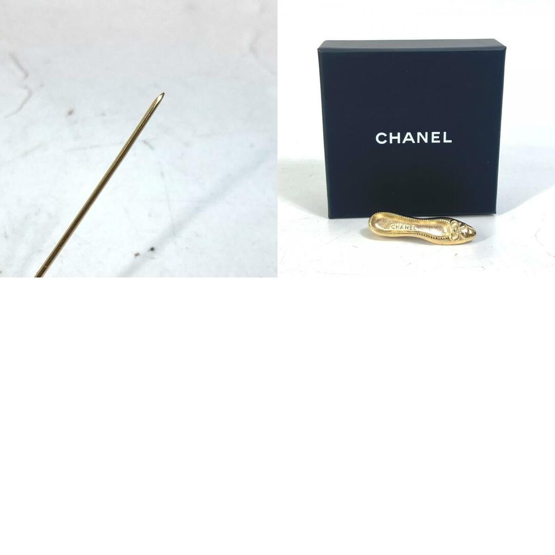 CHANEL(シャネル)のシャネル CHANEL ピンブローチ パンプス モチーフ B23A アクセサリー ブローチ GP ゴールド 新品同様 レディースのアクセサリー(ブローチ/コサージュ)の商品写真