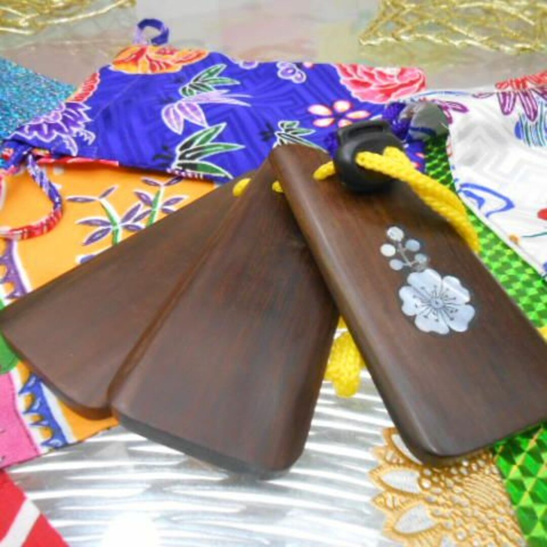 (送料無料)2.890円　沖縄楽器(三板)サンバ螺鈿花柄　:化粧袋付き 楽器の和楽器(その他)の商品写真