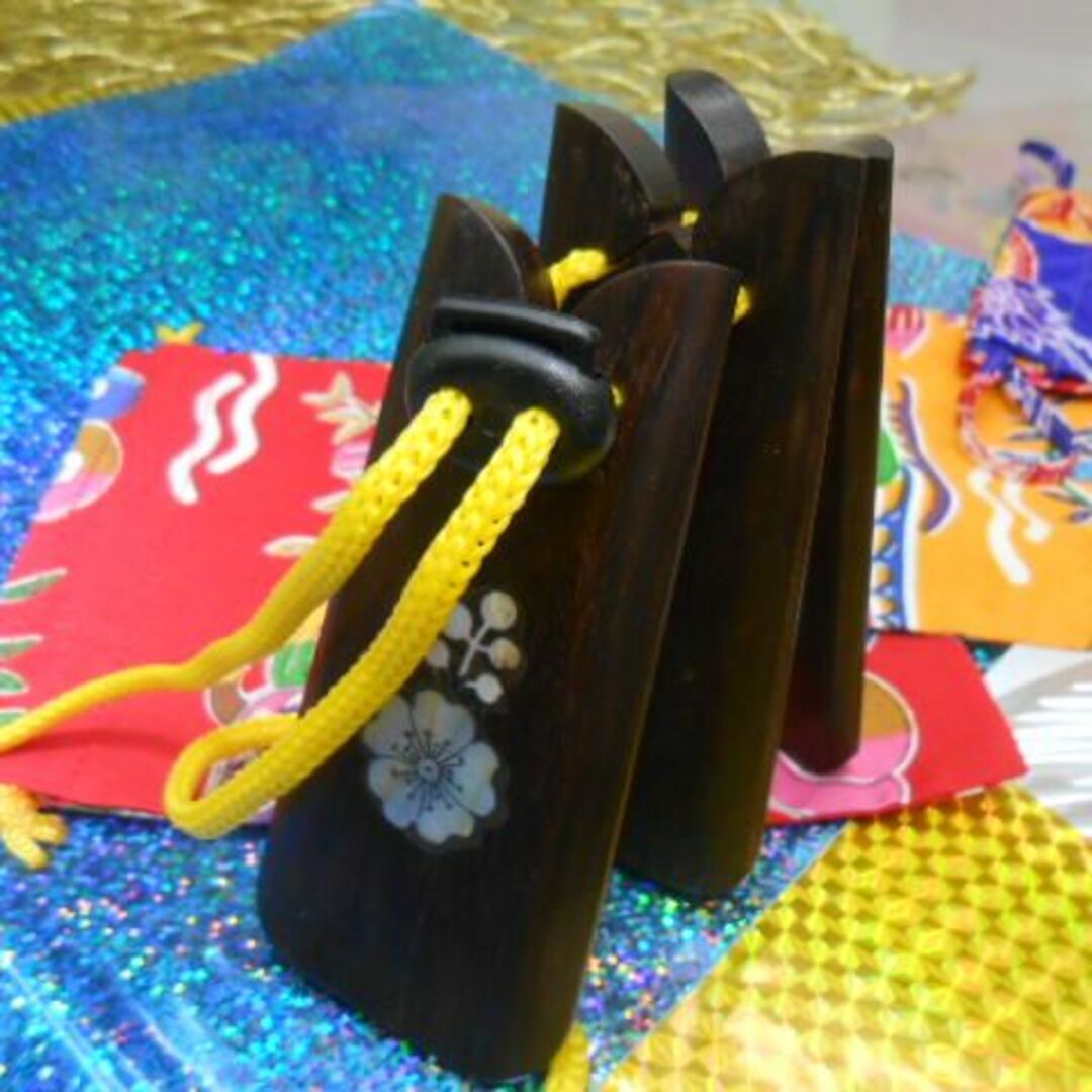(送料無料)2.890円　沖縄楽器(三板)サンバ螺鈿花柄　:化粧袋付き 楽器の和楽器(その他)の商品写真