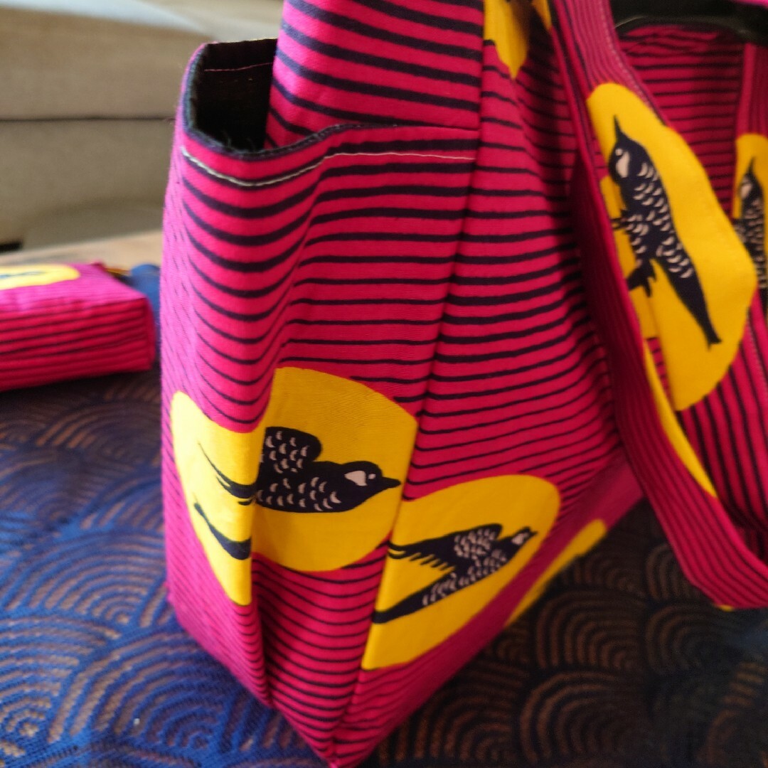 アフリカ布シリーズ　トートバッグ　大　ハンドメイド　ツバメ柄ピンク　ポーチ付き ハンドメイドのファッション小物(バッグ)の商品写真