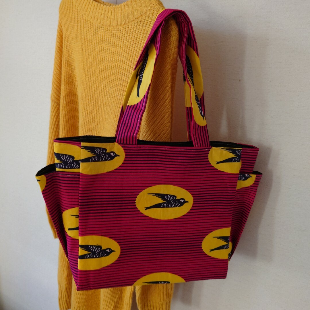アフリカ布シリーズ　トートバッグ　大　ハンドメイド　ツバメ柄ピンク　ポーチ付き ハンドメイドのファッション小物(バッグ)の商品写真