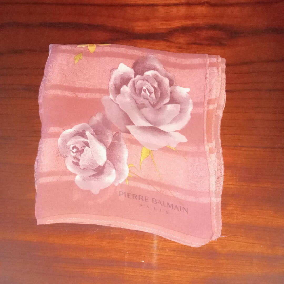 Pierre Balmain(ピエールバルマン)のピエールバルマンの薔薇模様のスカーフ レディースのファッション小物(バンダナ/スカーフ)の商品写真