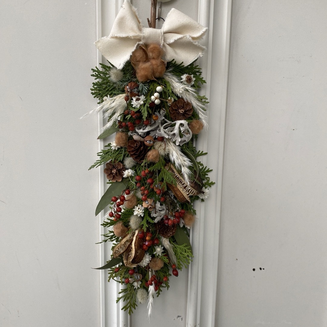 ボタニカルリースコニファーと木の実の縦長スワッグ　クリスマススワッグ
