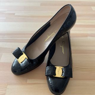 サルヴァトーレフェラガモ(Salvatore Ferragamo)の【Salvatore Ferragamo】VARA クロコ型押しパンプス(ハイヒール/パンプス)