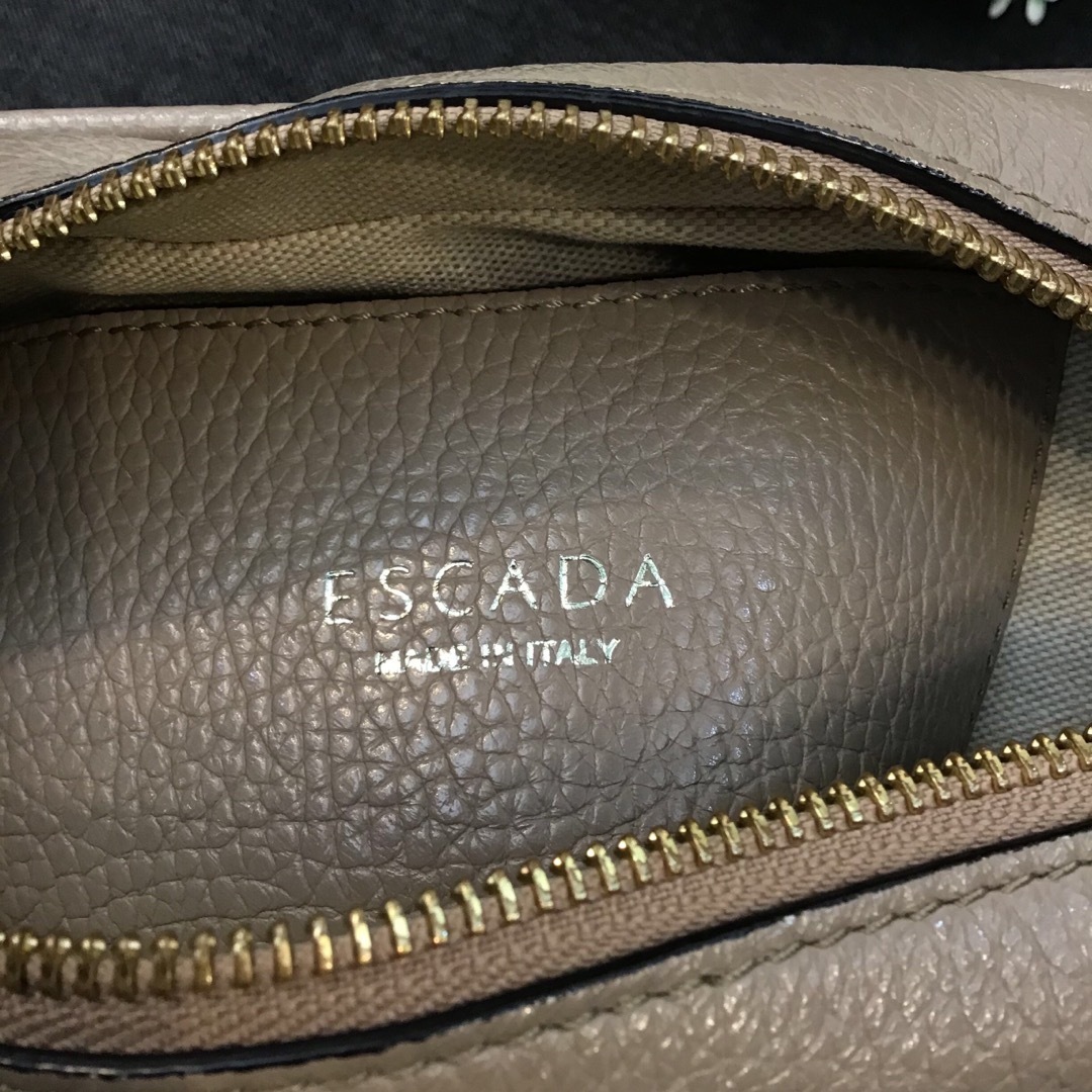 ESCADA(エスカーダ)のESCADA  エスカーダ　レザー　ショルダーバッグ　グレージュ　 レディースのバッグ(ショルダーバッグ)の商品写真