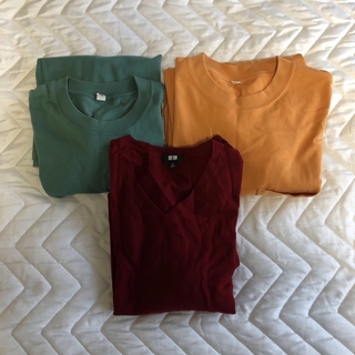 ユニクロ(UNIQLO)のUNIQLO 長袖Tシャツ 2枚　Vネックセーター 1枚　合計 3点まとめ売り。(Tシャツ/カットソー(七分/長袖))