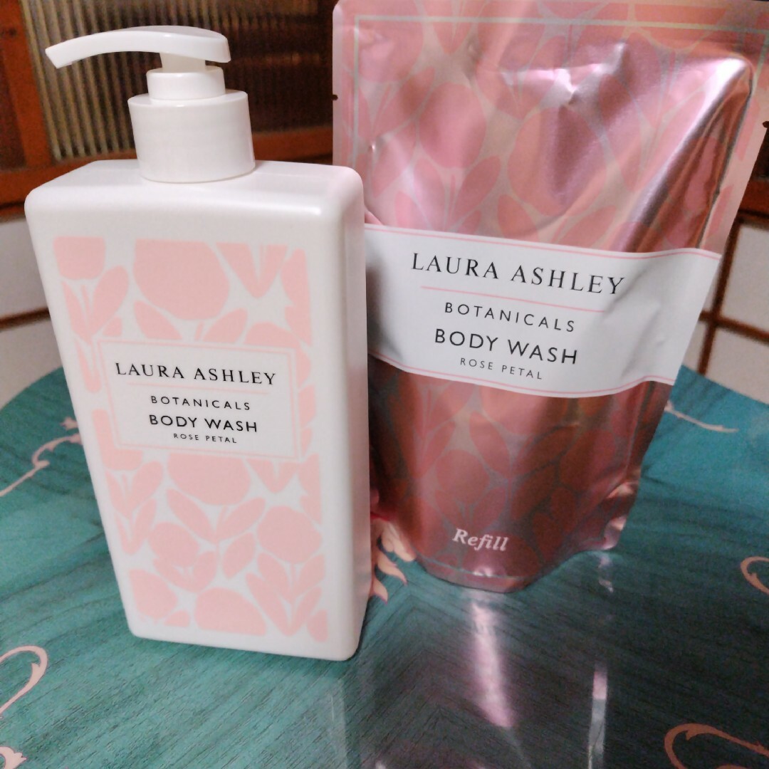 LAURA ASHLEY(ローラアシュレイ)のローラアシュレイ　ボディウォッシュ＆詰替え コスメ/美容のボディケア(ボディソープ/石鹸)の商品写真