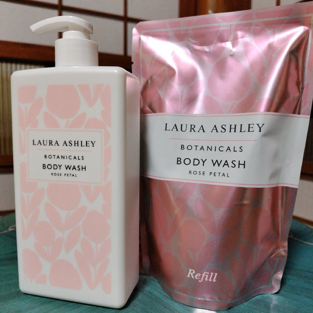 LAURA ASHLEY(ローラアシュレイ)のローラアシュレイ　ボディウォッシュ＆詰替え コスメ/美容のボディケア(ボディソープ/石鹸)の商品写真