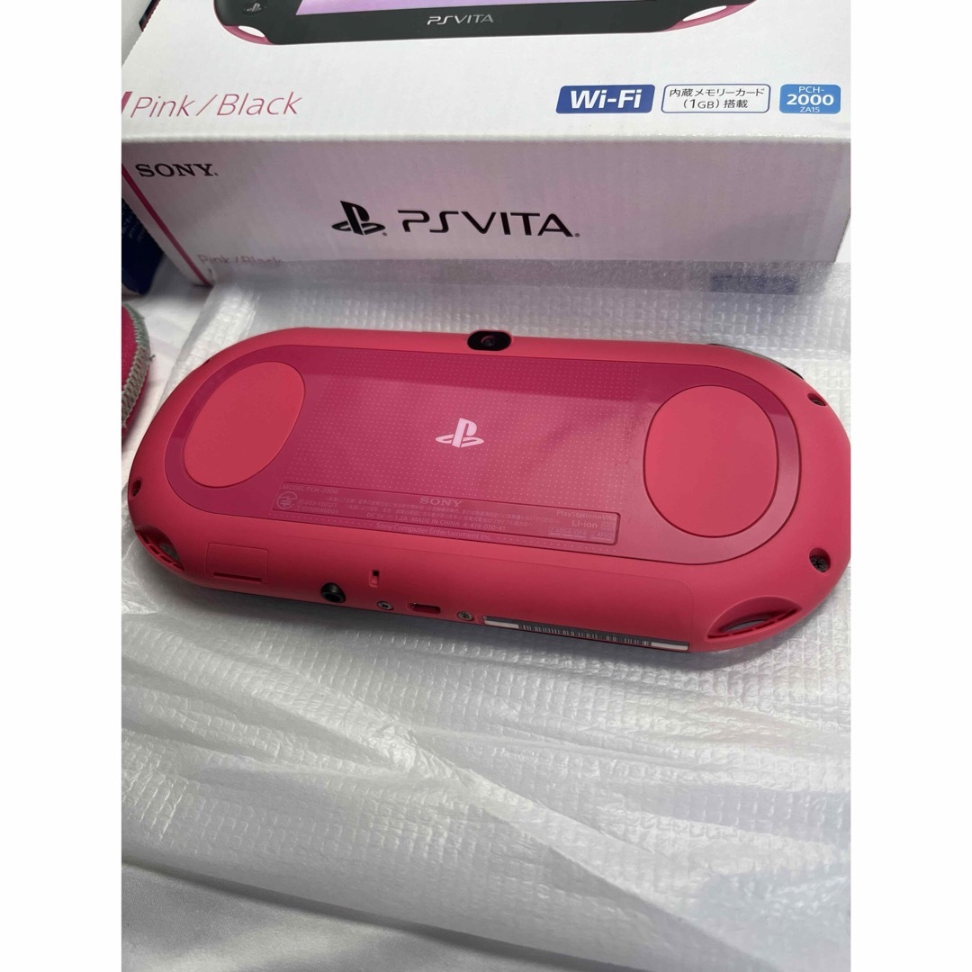 PlayStation Vita(プレイステーションヴィータ)のPlayStation®Vita（PCH-2000 Wi-Fi） ピンクブラック エンタメ/ホビーのゲームソフト/ゲーム機本体(携帯用ゲーム機本体)の商品写真