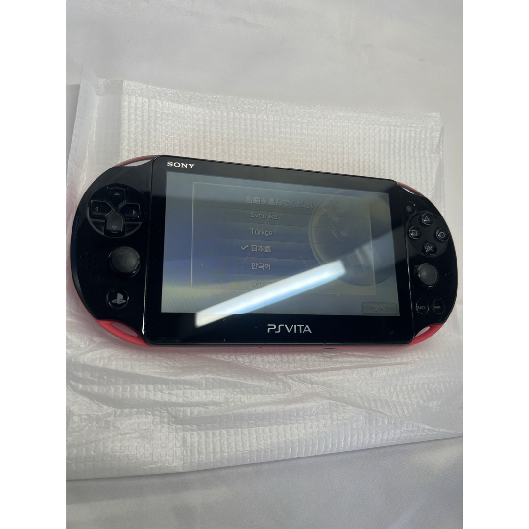 PlayStation Vita(プレイステーションヴィータ)のPlayStation®Vita（PCH-2000 Wi-Fi） ピンクブラック エンタメ/ホビーのゲームソフト/ゲーム機本体(携帯用ゲーム機本体)の商品写真